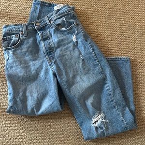 ⭐️Levi’s ⭐️ jeans with a rip